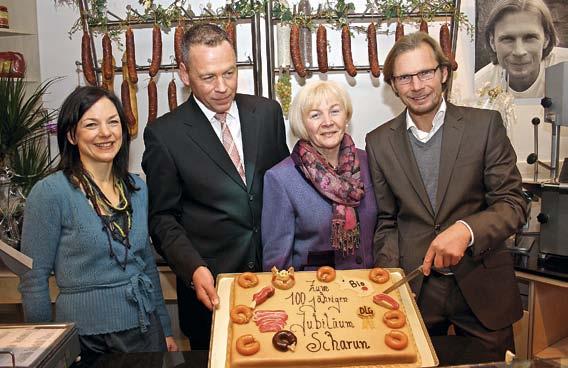 Innungen Ulrich Scharun (r.), seine Ehefrau Yvonne (l.), seine Mutter Margret und sein Bruder Burkhard bekamen von ihrem Nachbarn Matthias Bleil eine besondere Geburtstagstorte.