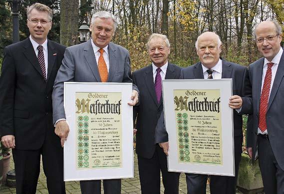 Unter uns Mit Goldenen Meisterbriefen geehrt wurden Adolf Rademacher (2.v.l.) und Hubert Kausträter. Es gratulierten Kreishandwerksmeister Holger Augustin (l.