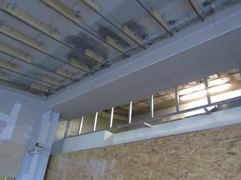 Übersicht Sanierungsmaßnahmen Check-in 1 Halle Stahlseile unter neuer Wärmedämmschicht Übersicht Abbruch der Check-in-Schalter und