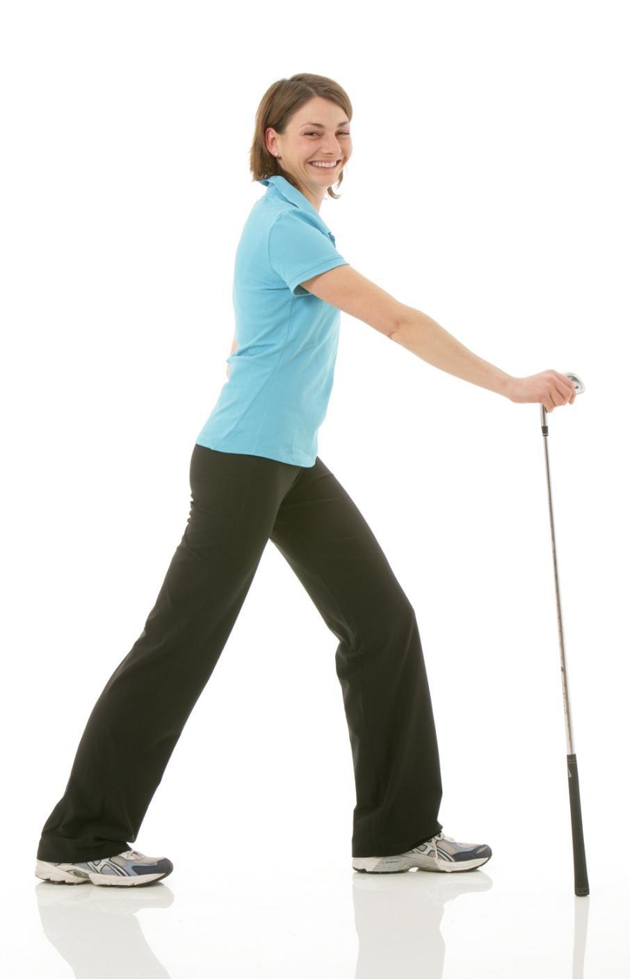 Mobilität der Wade Ein MUSS für jeden Golfer: Ein Bein nach vorn stellen leicht in die Knie gehen, Golfschläger dient als Stütze, das andere Bein nach hinten stellen, Ferse bleibt am