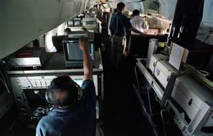 sie vermessen zu können. Diese Instrumente befinden sich im Innenraum des Flugzeugs (unten).