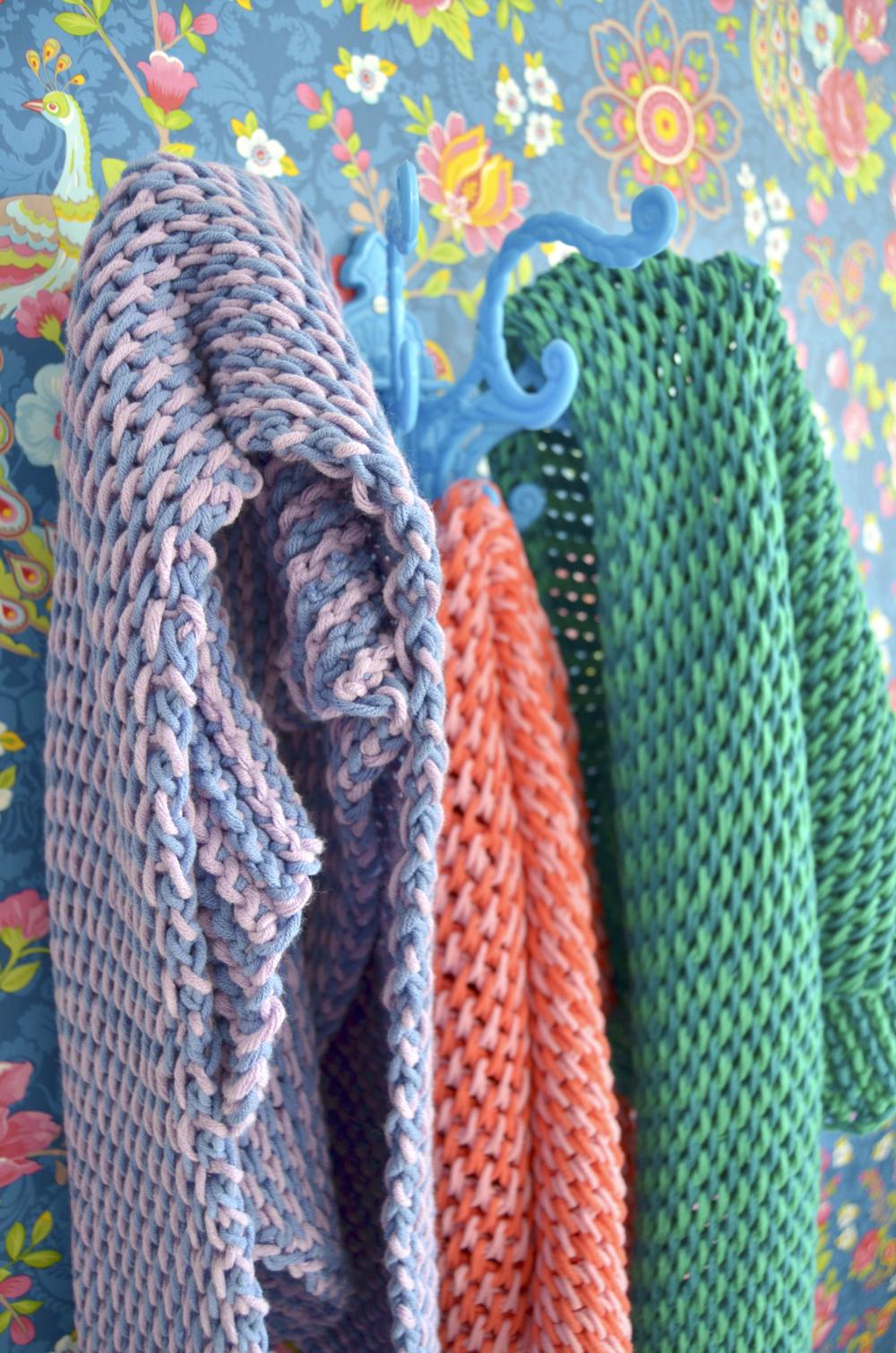 Ein prächtiger tunesisch gehäkelter Schal, der schön weich fällt und auf verschiedene Weisen getragen werden kann.