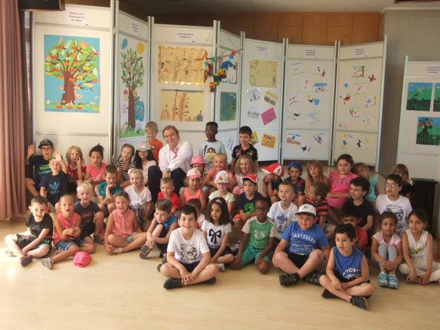 00 Uhr begrüßte unsere Kindergartenleitung Frau Rita Weinzierl gemeinsam mit unserem Pfarrer Christian Eiswirth die 260 erschienenen Gäste.
