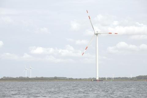 [MW] [MW] Regionale Verteilung der installierten Windenergieleistung in Deutschland im Jahr 45 4 35 3 6.47 : Windenergieanlagen: 21.164 Installierte Leistung: 25.777 MW Zubau: 1.917 MW 7. 6. 5. 25 4.