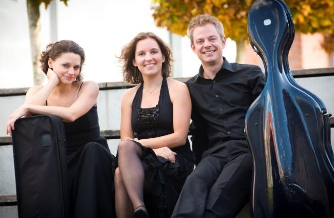 Konzert 1 Sonntag, 29.10.2017 um 19.30 Uhr TonTrio Das TonTrio mit Julia Haverkamp (Klavier), Karlotta Eß (Violine) und Daniel Haverkamp (Violoncello) gründete sich 2006 in Karlsruhe.