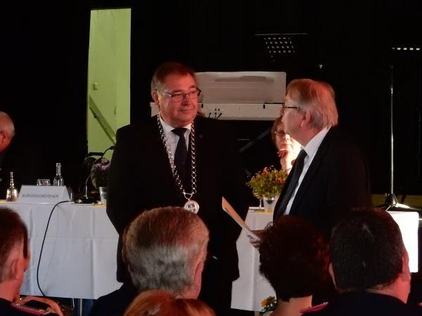 Abschied und Neuanfang. am Mittwoch, 20. Juli 2016, ist Bürgermeister Klaus-Dieter Schulz in einer Sondersitzung der Eutiner Stadtvertretung nach 14 Jahren im Amt verabschiedet worden.