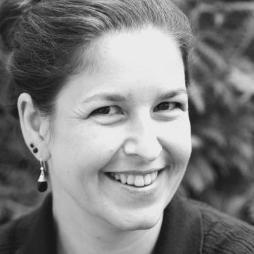 Dr.in DSAin Irene Messinger ist Sozialarbeiterin, Bildungs- und Politikwissenschaftlerin und im Bereich Migrations- und Exilforschung tätig.
