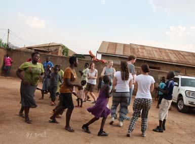 Eine Reise in die Perle Afrikas Begegnungsprojekt der Kolpingjugend in Uganda Im August starteten wir in das lang ersehnte Abenteuer: Wir, neun junge Erwachsene aus verschiedenen