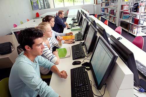 angeschlossenen Laptops die Zusammenarbeit mit Kollegen oder Klassenkameraden.