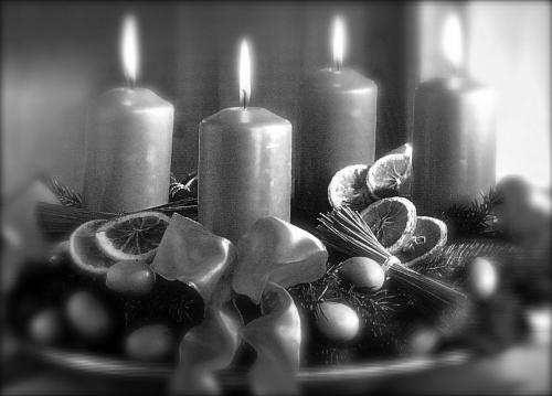 In diesem Jahr hatten die Kerzen am Adventskranz einen bösen Streit. Jede wollte nämlich ihr Licht für das Weihnachtsfest aufsparen. Nein, schimpfte die erste Kerze.