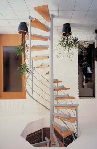 Die Stufen werden untereinander mit Treppenbauschrauben verbunden, verdeckt durch Holzdistanzhülsen. Geländer aus glatten Holzrundstäben Ø ca.