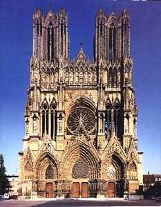 Notre Dame wird wegen der Schönheit ihrer Statuen auch die Engelskathedrale genannt.