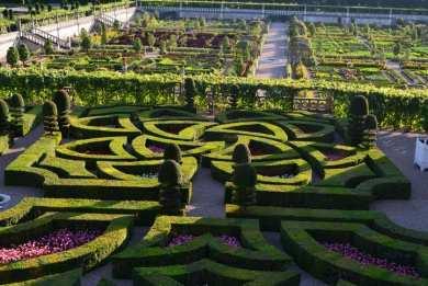 Gärten befindet. Es ist das letzte der großen Renaissanceschlösser, welches an der Loire errichtet worden ist.