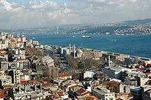 Istanbul wird durch den Bosporus in