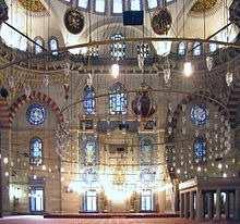 Schon in vorosmanischer Zeit lebten Muslime innerhalb der Stadt. Die erste Moschee Konstantinopels und somit die erste Moschee in Südosteuropa soll schon im Jahr 718 entstanden sein.