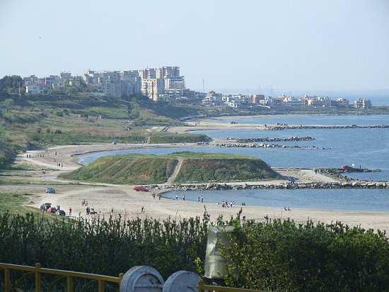 Stadt-Strand von Constanta Constanta hat seinen eigenen Badestrand, der sich in 5 kleine Buchten aufteilt.