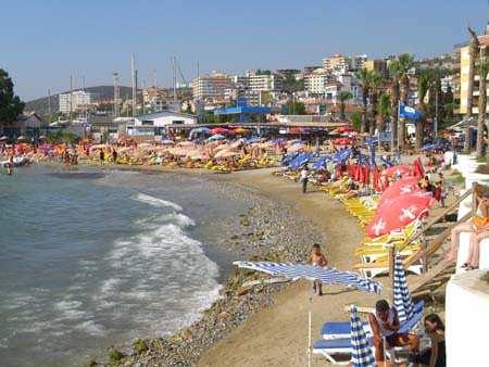 Gegenwart Kuşadası ist heute ein beliebtes Reiseziel für einheimische und ausländische Touristen. Es besitzt neben einem großen Yachthafen auch einen Hafen für Kreuzfahrtschiffe.
