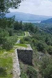 Stadtmauer von Karatepe Dessen riesige Burgruine verfüge mit ihrem starken Wall und vielen Wehrtürmen auf einem 225 m hohen Hügel nicht nur über die Krone mit Türmen aus Homers Ilias, sondern auch -