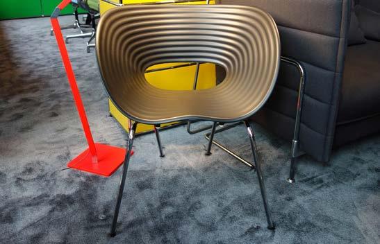 VITRA TOM VAC Design Ron Arad Untergestell verchromt Sitzschale Farbe schwarz