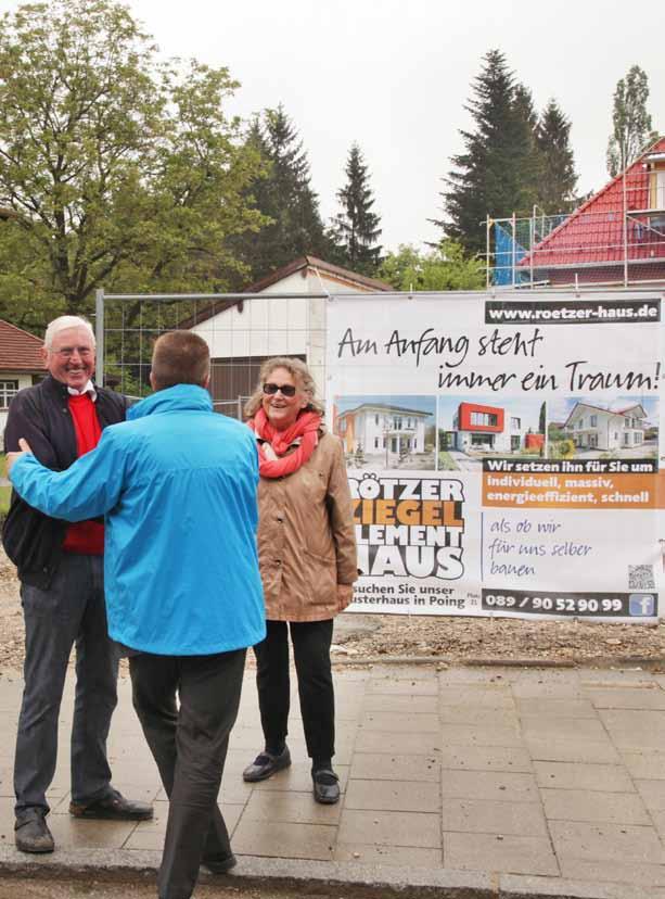 Verkaufsleiter Mario Mosch begrüßt das Ehepaar Oltersdorf.