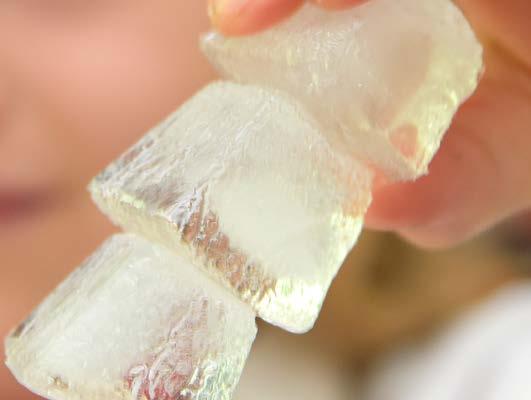 Das Salz sorgt dafür, dass der Eiswürfel ein ganz klein wenig schmilzt.