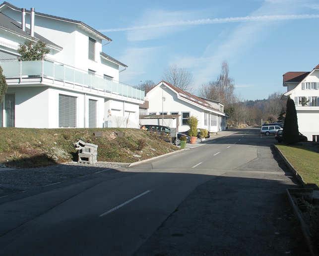 Linksabbiegen Blattenstrasse 1. Blick zurück 2. Armzeichen nach links 3. Einspuren 4.