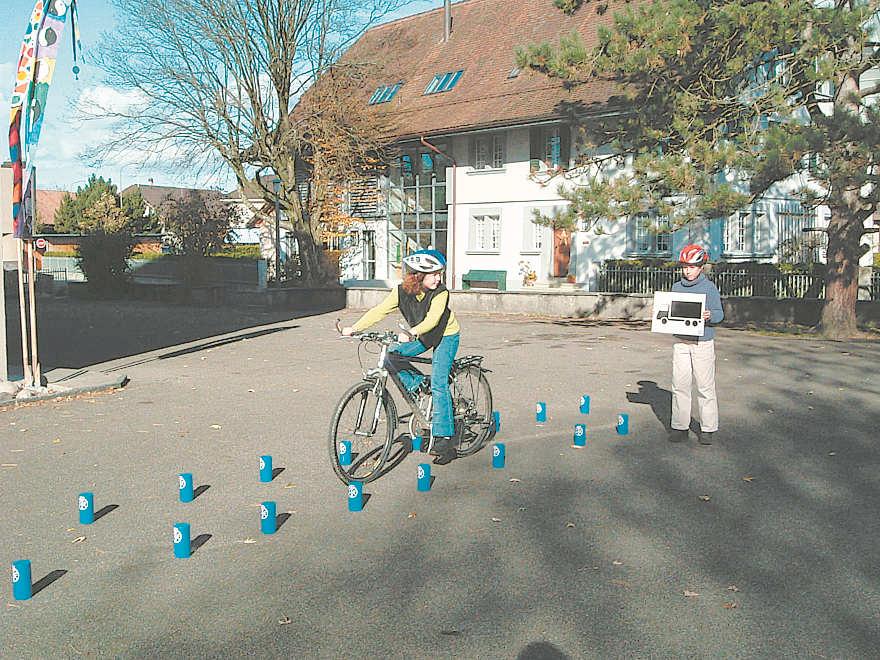 Fahren und zurückblicken Während dem Geradeausfahren zurückblicken und ein Bild oder eine Farbe erkennen.