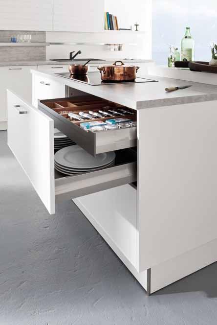 899,- Küche AV 5020 weiße Mattlackfront mit 10 mm breitem Rahmen, Hängeschränke mit Designfront AV 7051