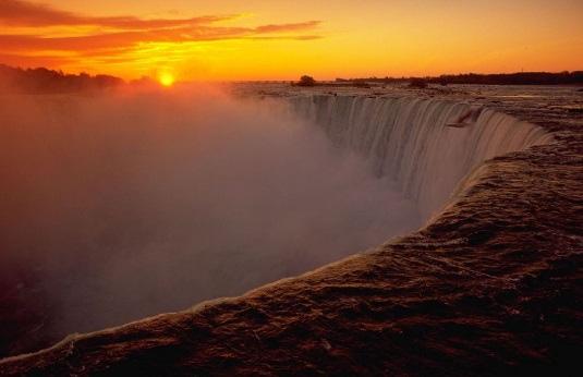 7. Tag: Gananoque Niagara Falls Ziel Ihrer heutigen Etappe sind die weltberühmten Niagara Fälle. Auf Ihrem Weg dorthin halten Sie zunächst an den Schleusen des Welland Kanals.