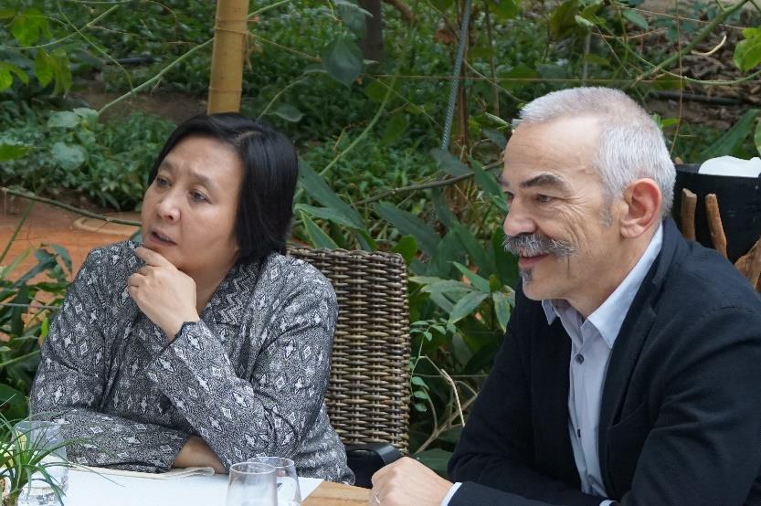 Legende: Indonesische Botschafterin Linggawaty Hakim (links) mit Tropenhaus Wolhusen Geschäftsführer Pius Marti (rechts)