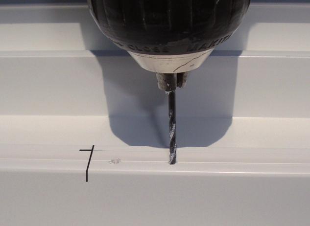 12 A Art B - Kleben: Ziehen Sie das doppelseitige Klebeband von der Rückseite des Magneten herunter.