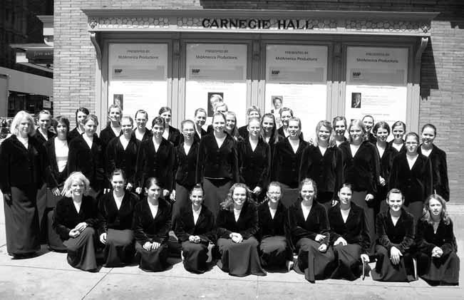 26 Kirchenmusikalische Mitteilungen November 2006 Ein Gruppenfoto von der Mädchenkontore Bad Saulgau nach einem atemberaubenden Erfolg in der Carnegie Hall musste schon sein.