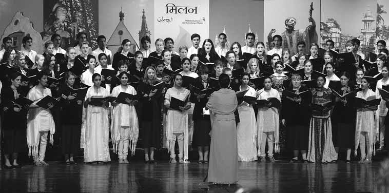 Berichte 33 Konzert der Mädchenkantorei Rottenburg zusammen mit den indischen Gastgeberinnen, dem Chor Cadenza Cantori. wie auch ein paar Tage später beim nächsten Konzert in Pune, im Landesinneren.