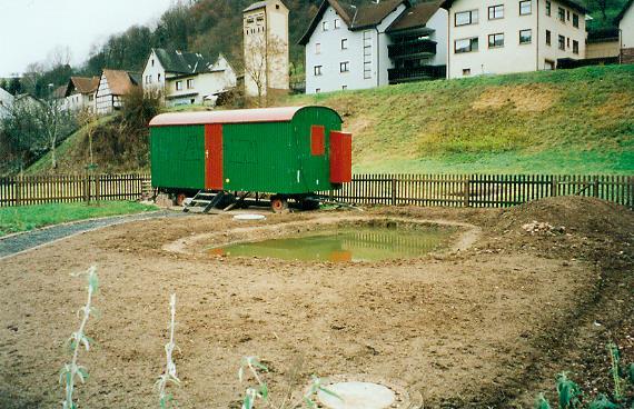 So sah der Garten dann im Juli 1999 aus: Der Tümpel (noch ohne Folie) war bereits ausgebaggert