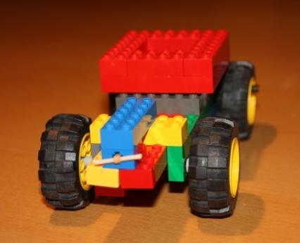 Unser LEGO-Gummimotorauto wird wie das Kastenauto angetrieben. Vorteile: Die Achsen drehen sich leichter.