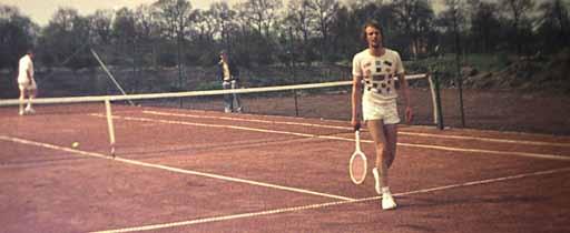 In Eigenregie wurde 1975 der Bau eines Tennisplatzes beim Gasthaus zur Mühle in Angriff genommen. Für ca. 7.000,-- DM gelang es, einen funktionsfähigen Platz zu erstellen.