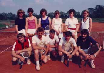 Neben den Ranglistenspielen / Freundschaftsturnieren / Trainerstunden waren die Meisterschaften und die sich anschließende Feier immer ein Ereignis. Meisterschaft 1982 Die Einweihung fand am 01.
