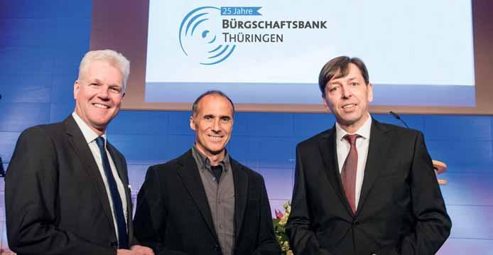 Anzeige Förderbausteine Bürgschaften & Beteiligungen.Die BBT-Geschäftsführer Stefan Schneider und Michael Burchardt (rechts) mit dem Festredner Ralf Dujmovits.