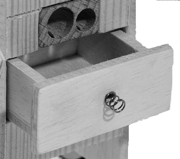 10. Zusmmenbu des Spitzroboters Den Kopf und den Korpus durch ein Stück der Druckfeder miteinnder verbinden.