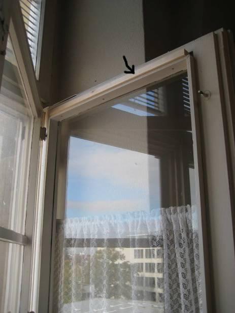 8 DER FLATTERMANN - Nr. 21(2), 2009 Abb. 3: Das Anbringen einer Holzleiste verhindert, dass die Doppelglasfenster zur Fledermausfalle werden. Foto C.
