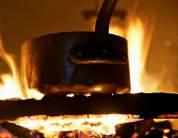 Vor allem wenn es etwas kühler wird, verbreiten die Feuerstellen behagliche Wärme. Übrigens können Sie im Morsø Grillofen sogar Pizza backen oder einen saftigen Schmortopf zubereiten.