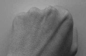 Deine Hand ist etwa 5-mal so breit wie dein Daumen. Beispiel Wie groß ist die Entfernung zu den Fenstern? Armlänge = 80 cm Foto: F.
