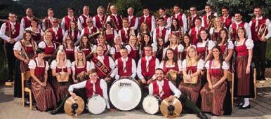 Anschlie- ßend veranstaltet der NÖ Blasmusikverband einen Festakt mit einem Gemeinschaftskonzert aller Musikkapellen. Abends unterhält die Blaskapelle EBB mit böhmischer Blasmusik.