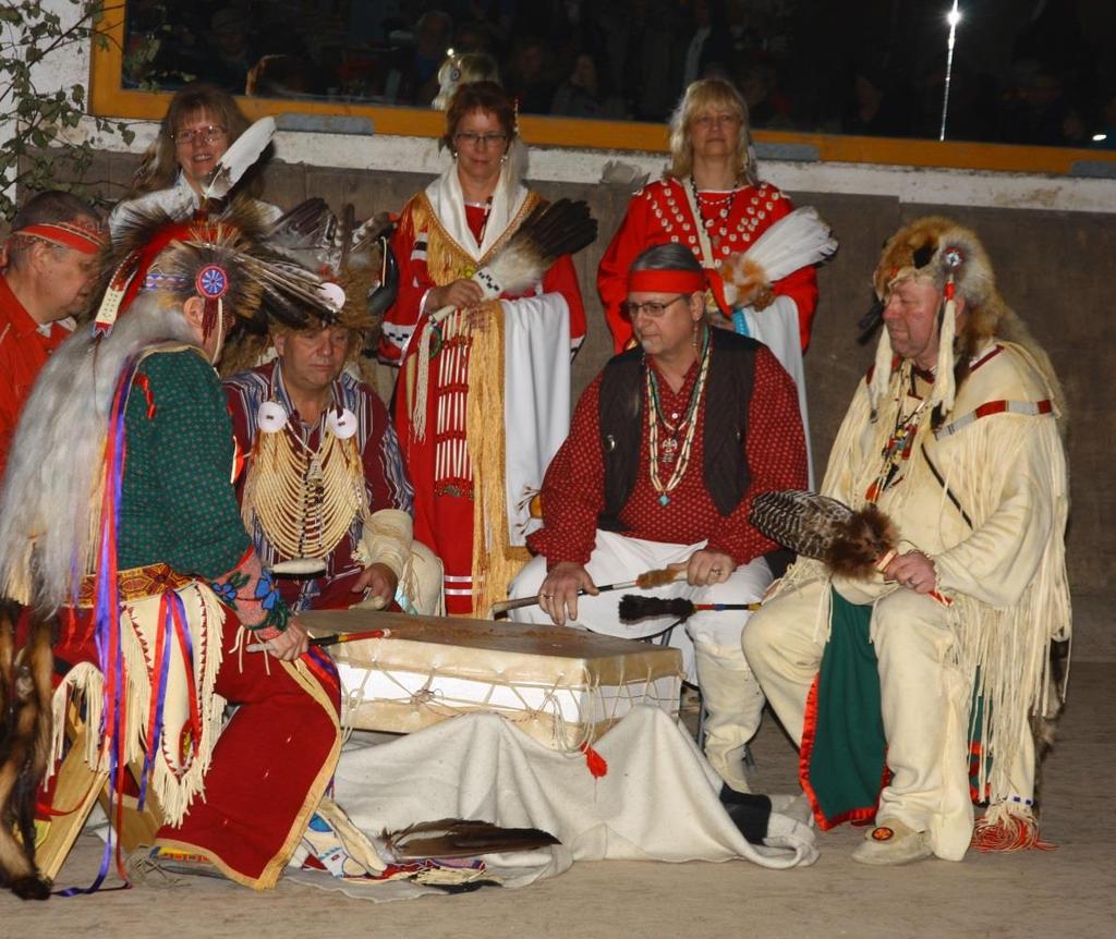 Zur Geschichte der Indianer erzählt, singt und tanzt die Kulturgruppe Four Suns, die sich dem menschlichen Miteinander und Austausch der Kulturgruppen verschrieben hat.