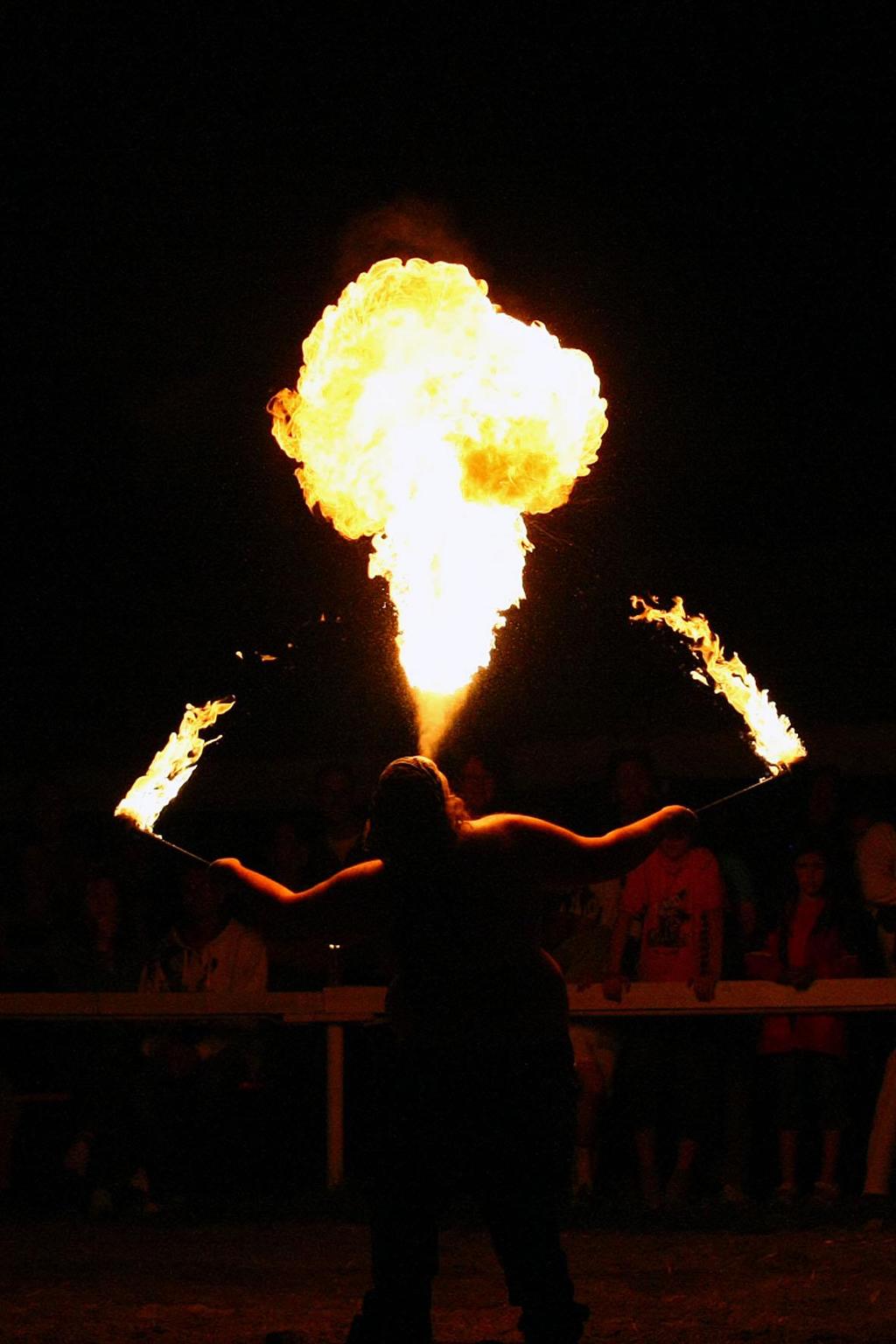 Sobald es Dunkel ist, findet die große Feuer-Show mit Higland Flame und Wahi Numpa statt.