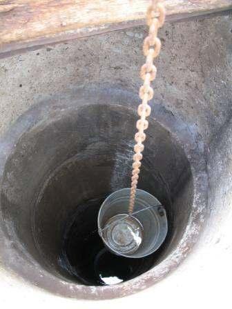 Das Wasser fließt hinein. Nun muss man erneut Kurbeln, um den Metalleimer aus dem Brunnen herauszuheben.