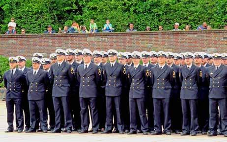 Unter 400 Teilnehmern der Bootsmannausbildung an der Marineunteroffiziersschule Plön 27 habe sich sich Oberbootsmann Martin Sroka mit überdurchschnittlichen Leistungen und seinem besonders