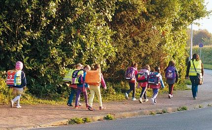 Neues vom Walking BUS Wie auch in den vergangenen Wochen bringt der Walking Bus jeden Freitag die Grundschulkinder in Hilter zur Süderbergschule.