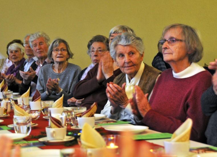 Nach mehrstimmigem Gesang gab s flotten Disco-Fox Ökumene: Kirchengemeinden unterhielten Senioren mit traditioneller Feier am ersten Advent Mit einem gemütlichen Nachmittag für die ältere Generation