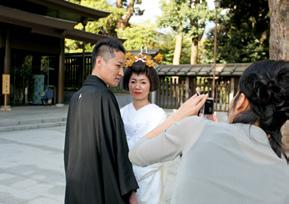 Doch die Zeremonie war nicht nur die Eheschließung des späteren Kaiser paares es war die Erfindung des japanischen Hochzeitsrituals, die Geburtsstunde der Shinto-Zeremonie, die spätestens nach dem 2.
